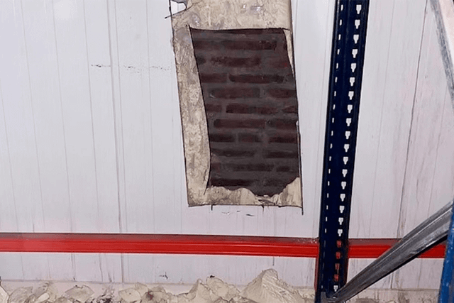 Un intento de robo en un frigorífico terminó con un hombre atrapado y rescatado por bomberos