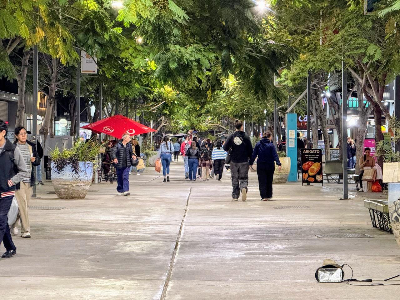 Sábado feriado y compras para papá: así atenderán los comercios en San Juan