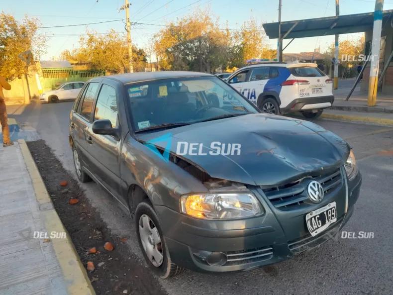 Un fuerte choque entre una moto y un auto dejó dos heridos en Rawson