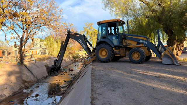 Hidráulica refuerza la limpieza de canales antes del retorno del riego