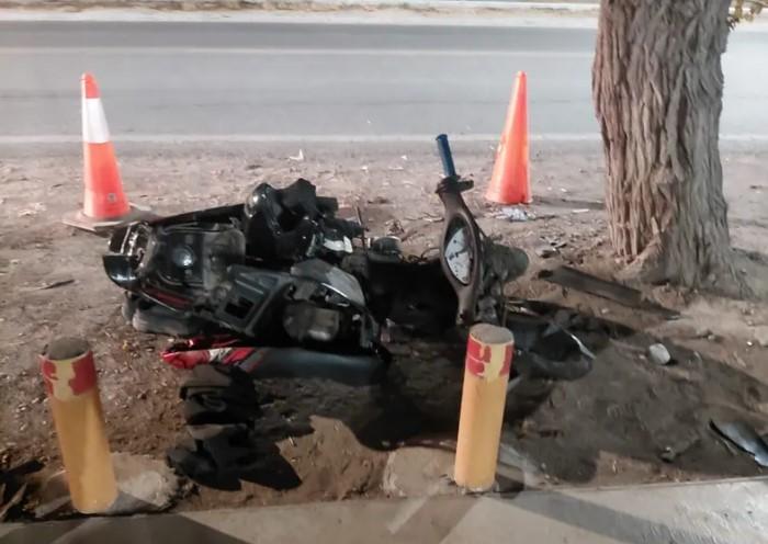 Un motociclista de 21 años permanece en estado crítico tras impactar contra un árbol