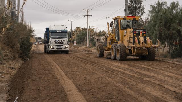 Avanza la pavimentación de calle Mendoza Vieja y suma una conexión clave en Sarmiento