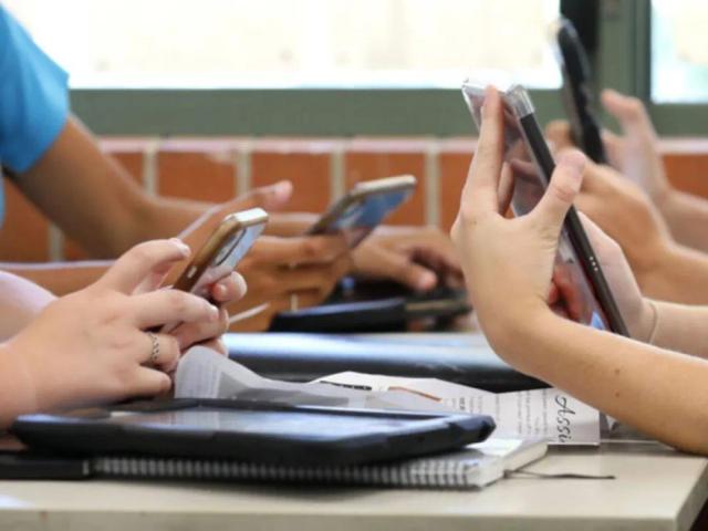 Chubut aprobó una ley que limita el uso de celulares en las aulas