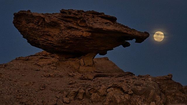 Ischigualasto se viste de plata con su paseo bajo la luna llena